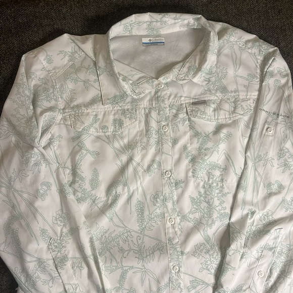 EUC Columbia antimacrobial lightweight button down - Picture 2 of 11